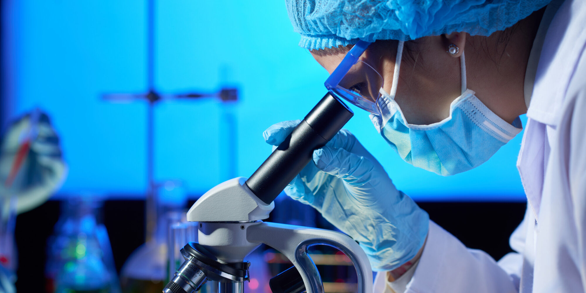 examining-sample-with-microscope